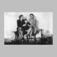 022-0555 Karpau - Martha Rosmaity geb. Pchaiek rechts, mit dem kleinen Klaus Rosmaity im Jahre 1942.jpg